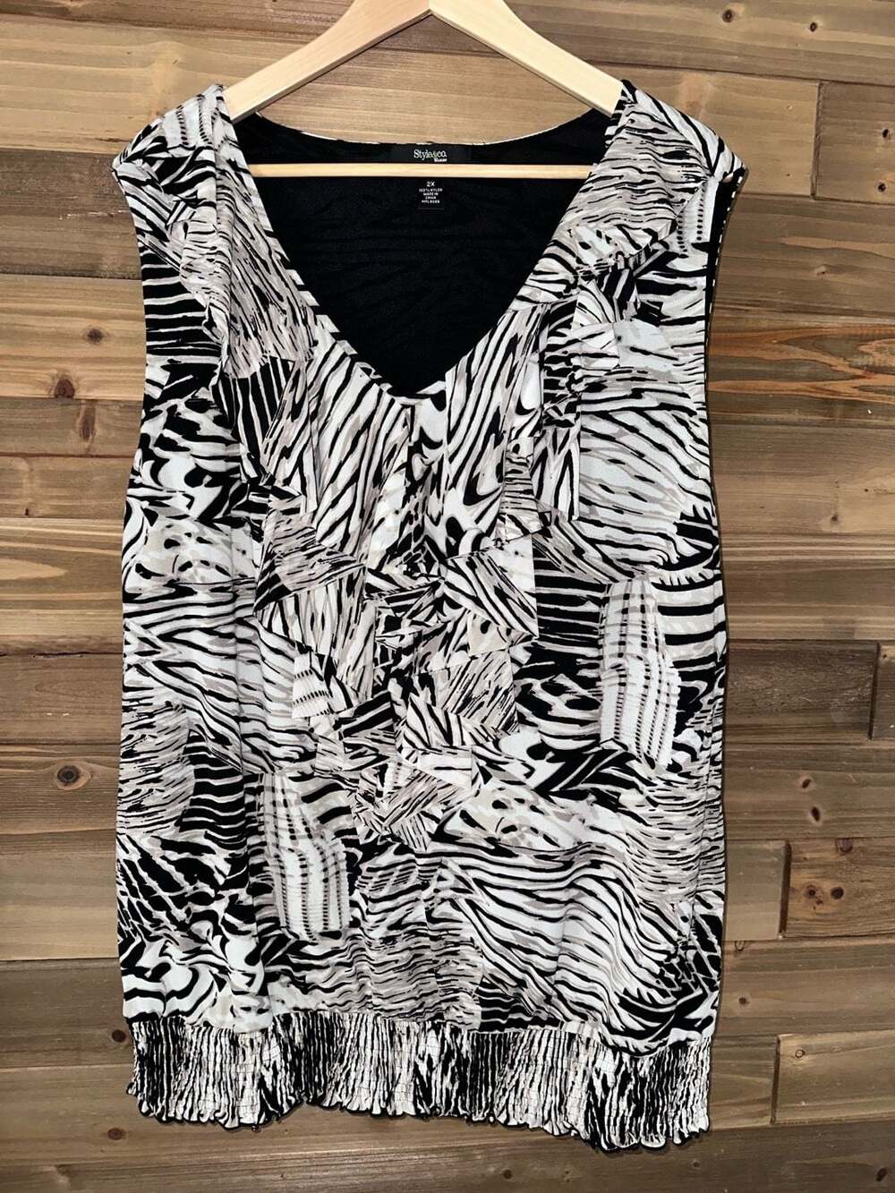 No.93 Style & Co. Animal Print Sleeveless Blouse Size 2X Ruffled V-Neck Top